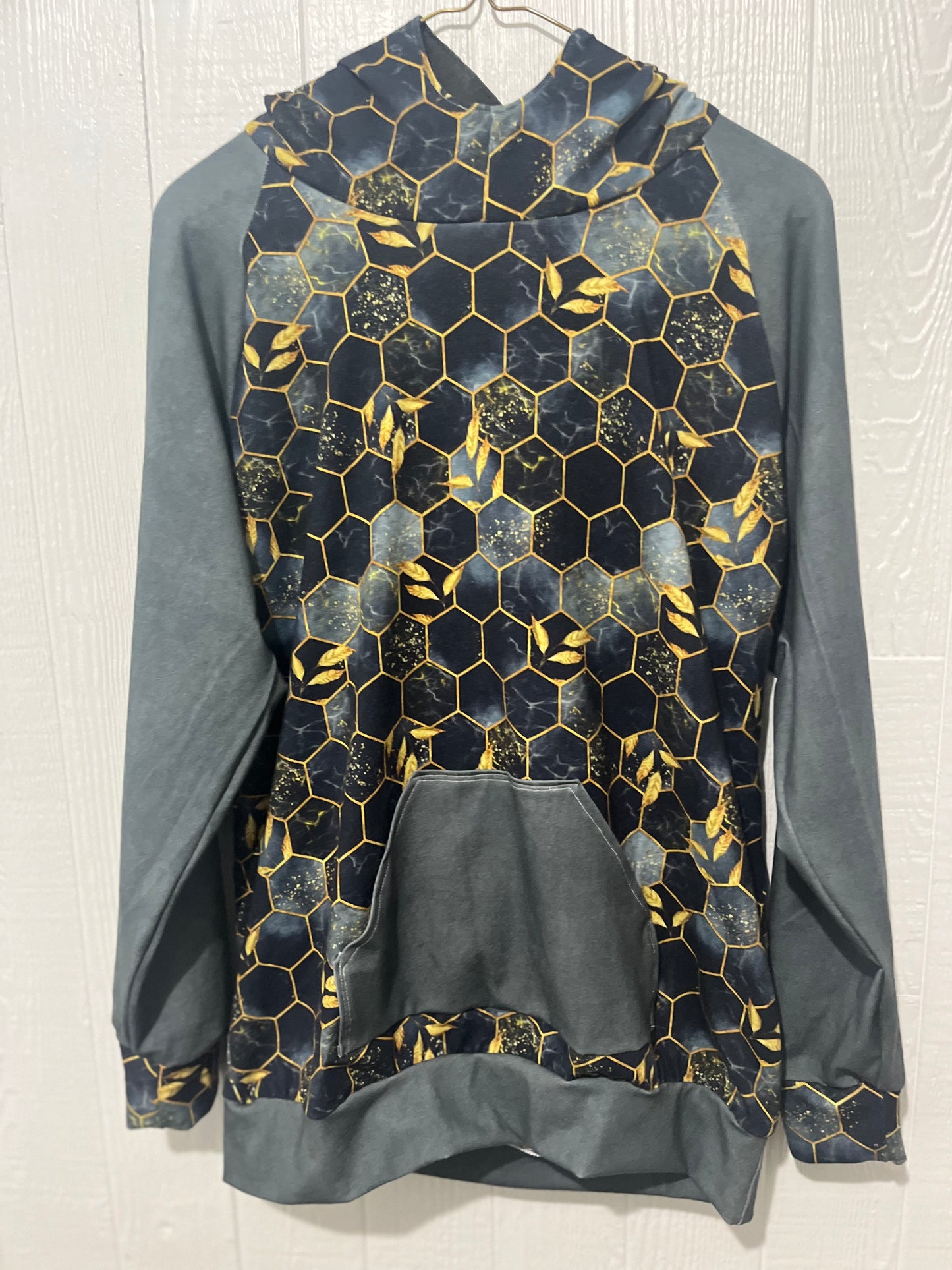 Honeycomb design with gold leaves/ gray hoodie 18T