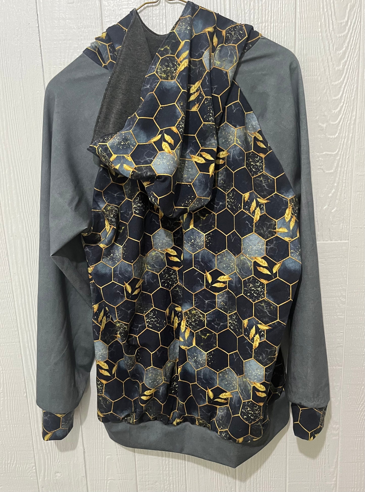 Honeycomb design with gold leaves/ gray hoodie 18T
